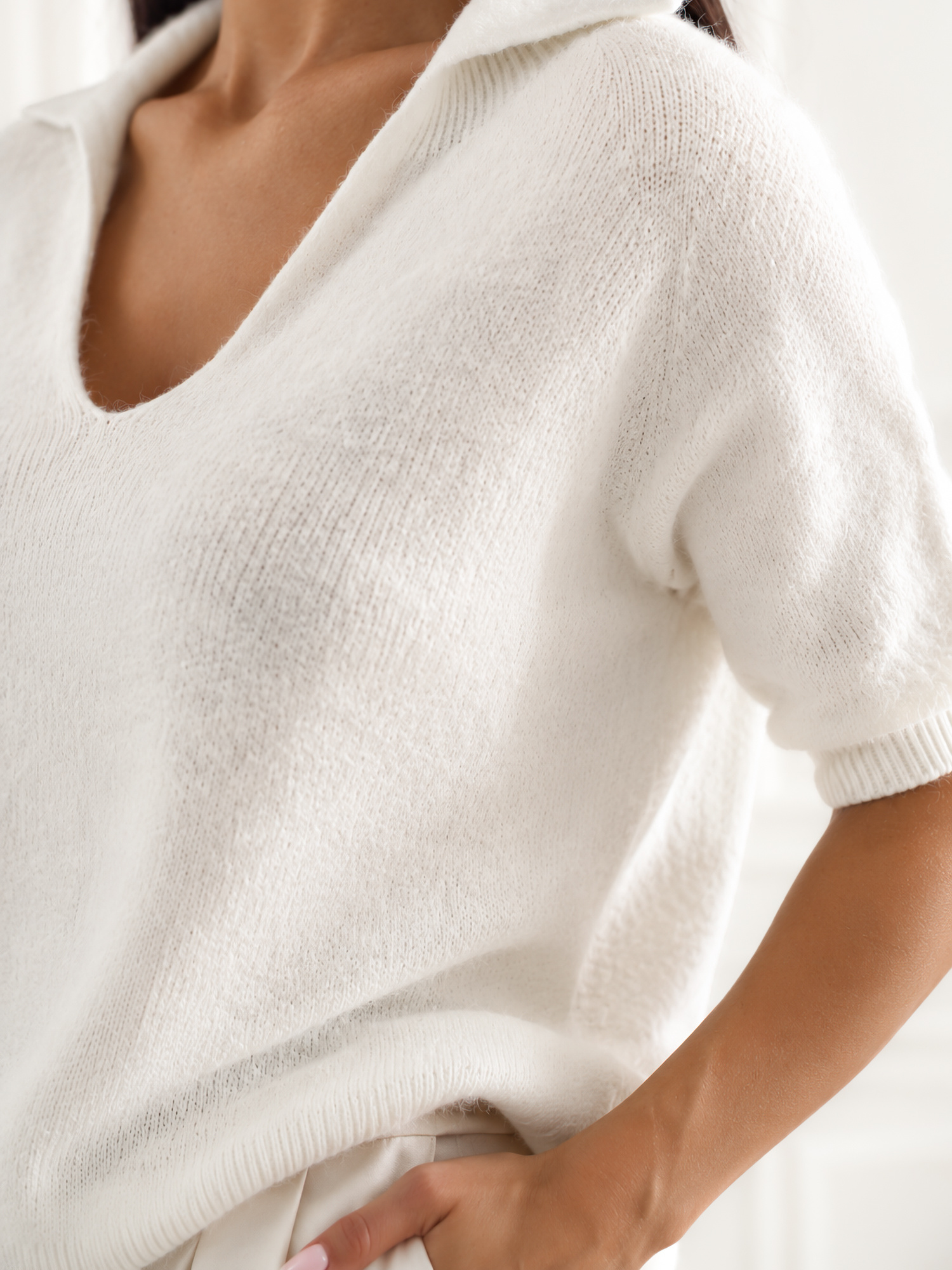 Ecru Damen-Polo-Pullover aus flauschigem Strick.