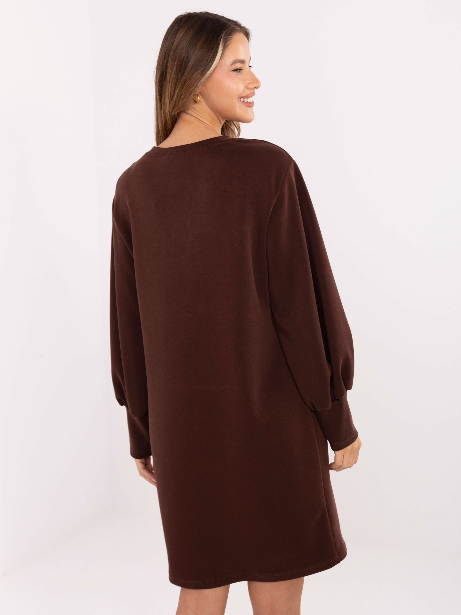 Schokoladenfarbendes Sweatkleid mit Puffärmel.