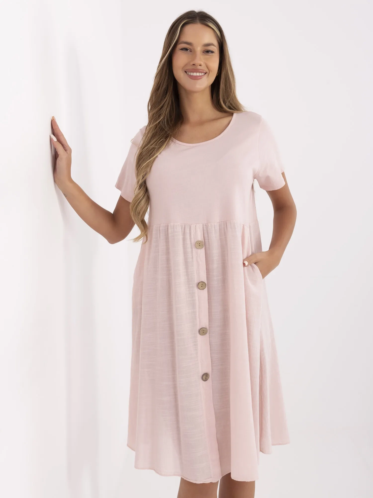 Helle rosa Baumwollkleid für den Sommer.