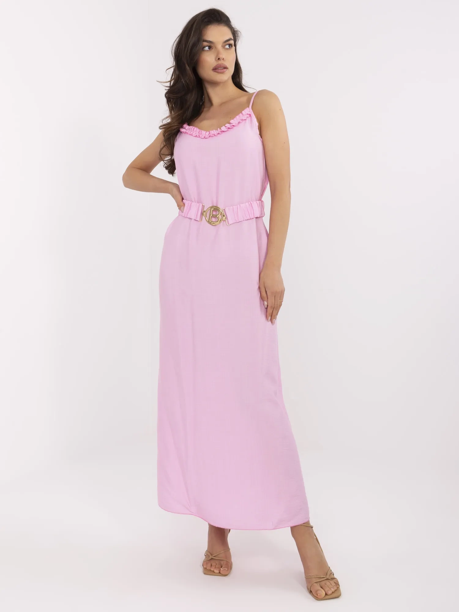 Rosa Kleid mit Rüsche am Dekolleté.