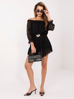 Czarny koronkowy kombinezon z odkrytymi ramionami