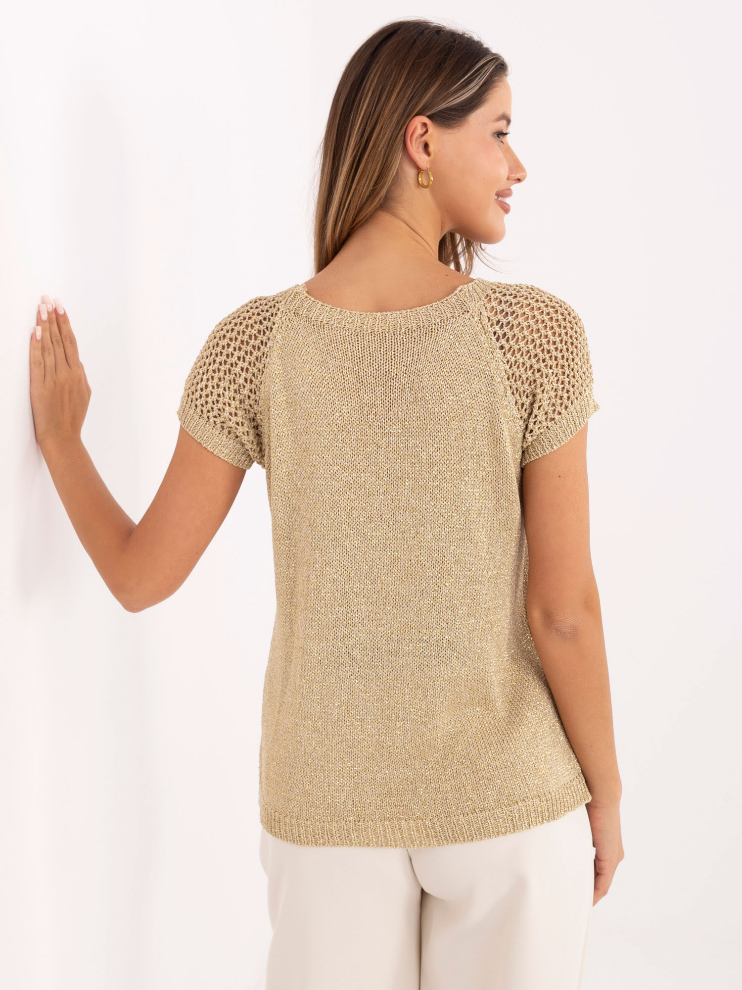 Goldener Damenpullover mit kurzen Ärmeln.