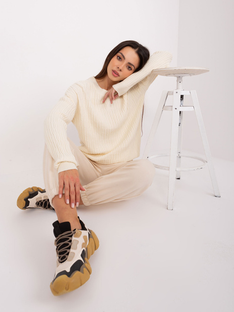 Hurtownia Ecru damski sweter klasyczny we wzory