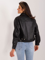 Hurtownia Czarna damska kurtka ramoneska z paskiem