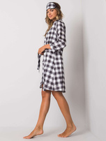 Schwarz-weiße dreiteilige Nachtwäsche im Karomuster.