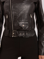 Schwarze Damenlederjacke mit Gürtel.