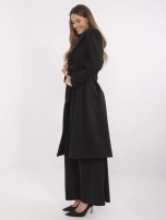 Schwarzer Damenmantel mit gebundenem Gürtel.