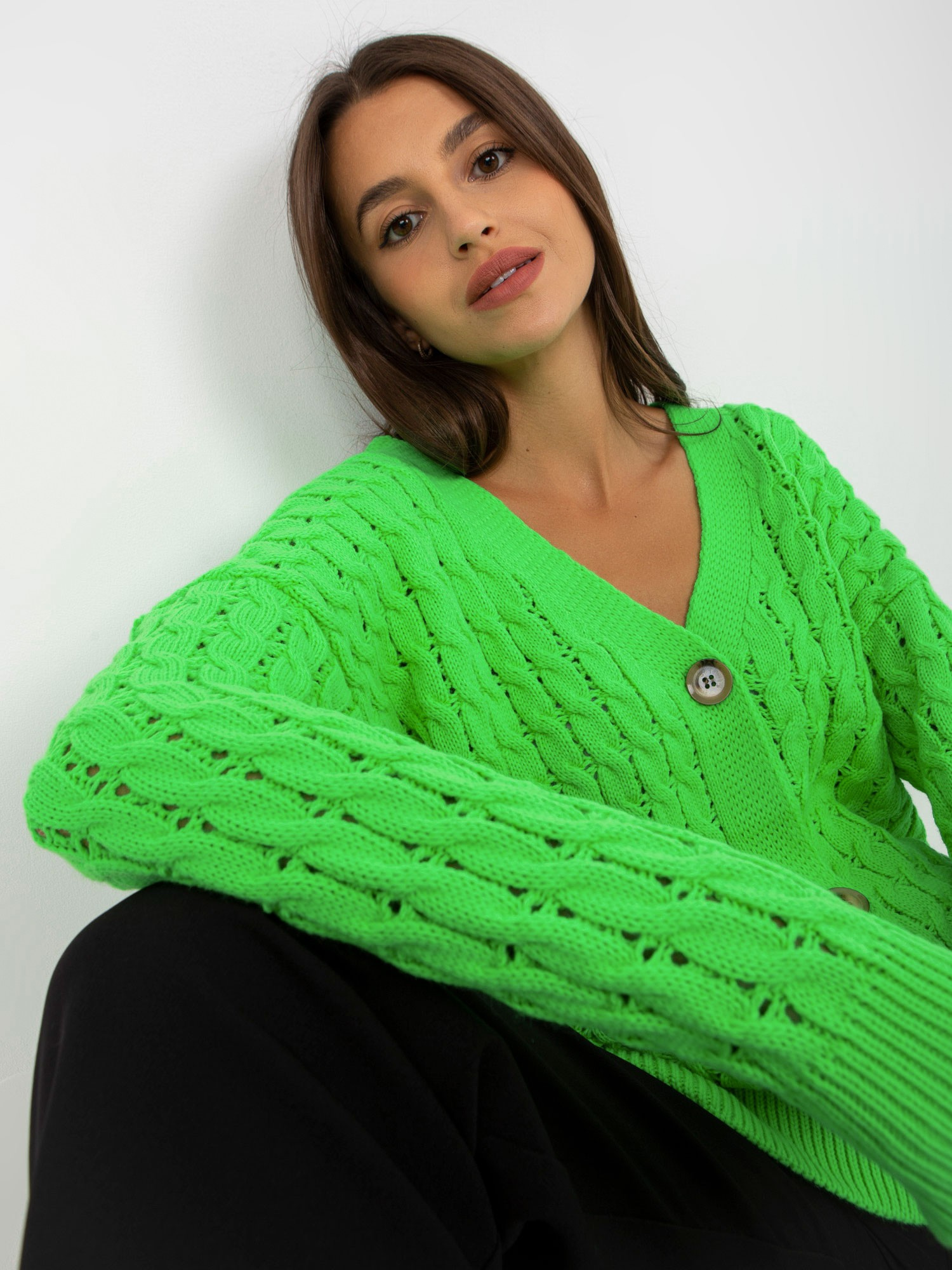 Fluo zielony ażurowy sweter rozpinany w warkocze RUE PARIS