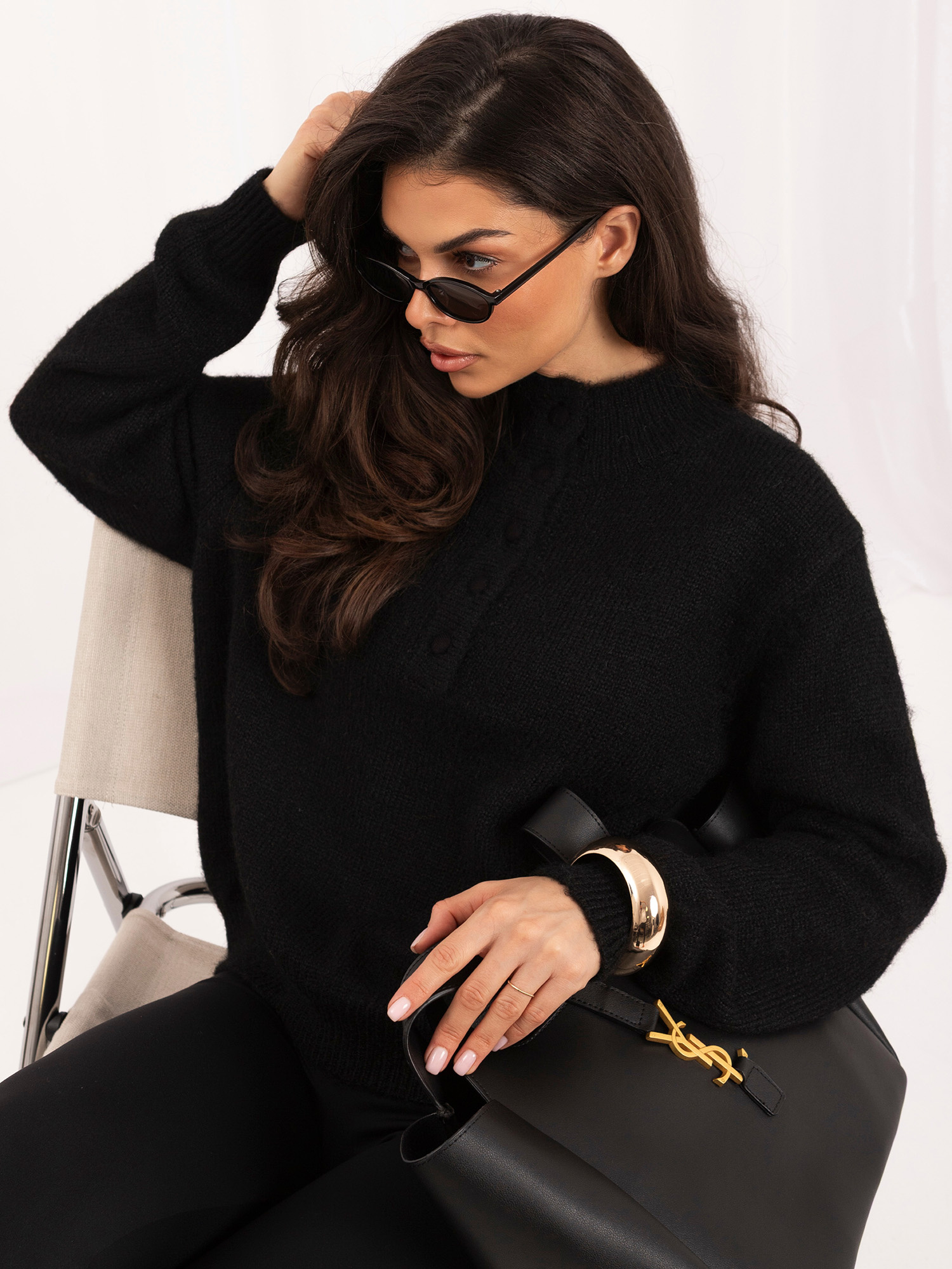 Schwarzer, warmer Pullover mit flauschiger Struktur.
