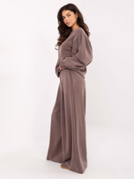 Dunkelbeige Oversize-Sweatshirt aus dem Set.