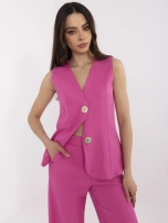 Fuchsijový elegantní komplet s ozdobnými knoflíky.