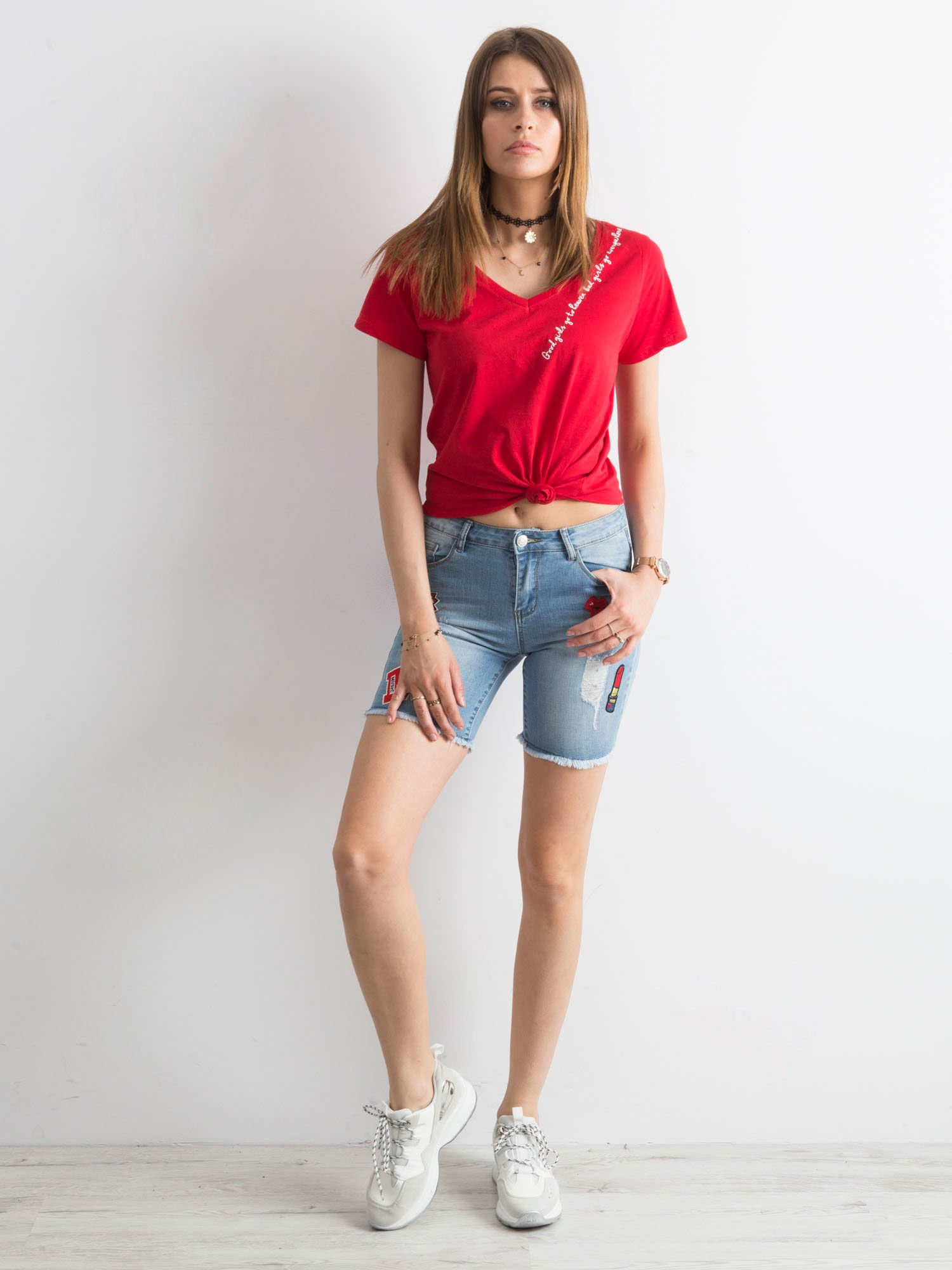 Niebieskie jeansowe szorty z naszywkami