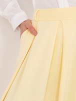 Jasnożółta rozkloszowana spódnica z zakładkami 
