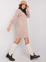 Ciemnobeżowa sukienka z koronkowymi rękawami Alexxie RUE PARIS