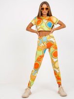 Orange gemusterter Casual-Set mit Leggings.