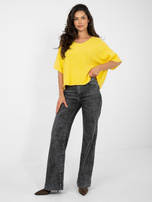 Gelber Damen Basic-Pullover mit Rundhalsausschnitt.