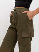 Khaki spalvos laisvi štriko kelnės.