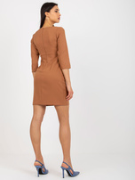 Hurt Camelowa ołówkowa sukienka koktajlowa o długości mini