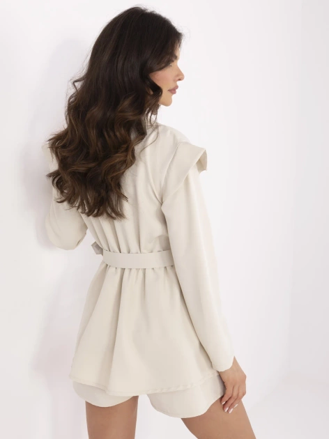 Jasnobeżowy garniturowy kombinezon damski z paskiem