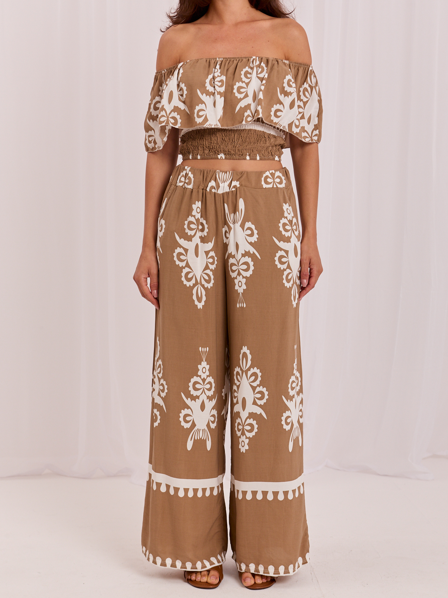 Dunkelbeige Sommeranzug mit Hose.