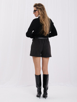 RUE PARIS Schwarze warme Shorts mit dekorativen Falten.