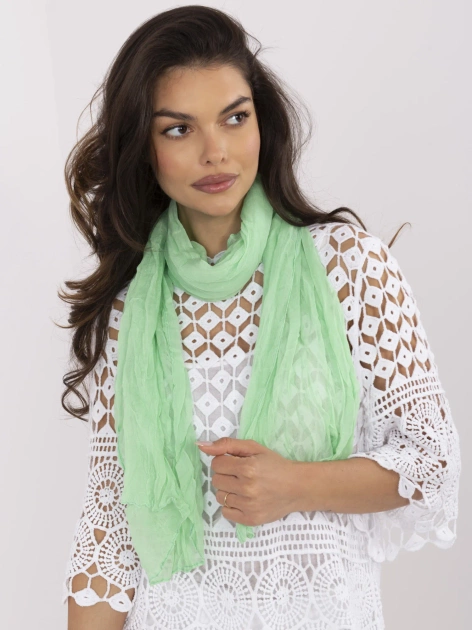 Jasnozielona cienka chusta z marszczeniem