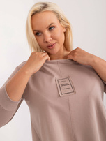 Hurt Ciemnobeżowa bluzka plus size z naszywką