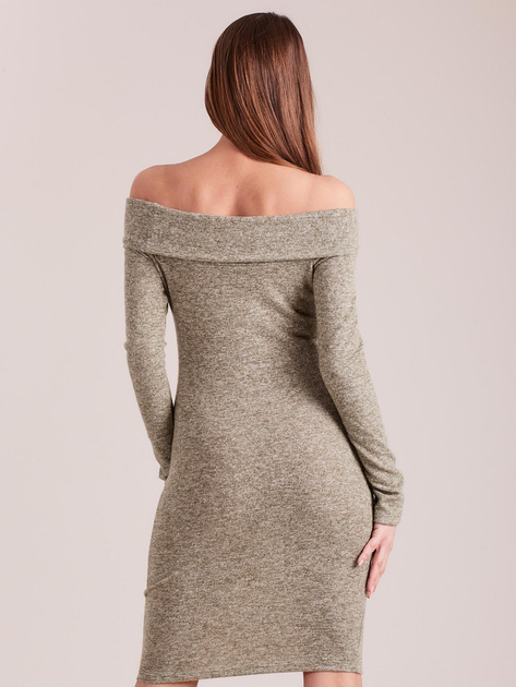 Zielona sukienka odsłaniająca ramiona