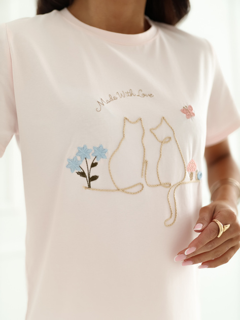 Jasnoróżowy bawełniany t-shirt z haftem