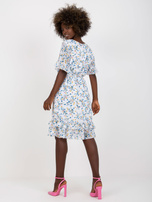 Weißes Midi-Kleid mit Blumenmuster und Rüschen.