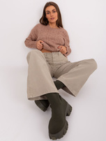 Dunkelbeige Damenpullover mit Zöpfen.