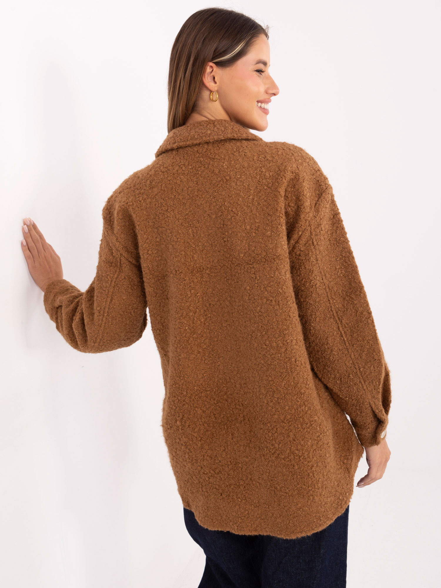 Kamelová dámská košile boucle s límečkem.
