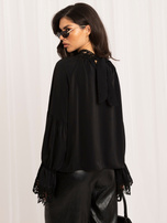 Schwarze elegante Bluse mit Puffärmeln.