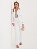 Biała jeansowa kurtka o dopasowanym kroju 