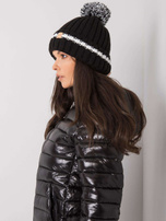 Czarna czapka z pomponem