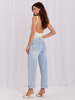 Hellblaue Jeans-Ballonhose mit Gürtel.