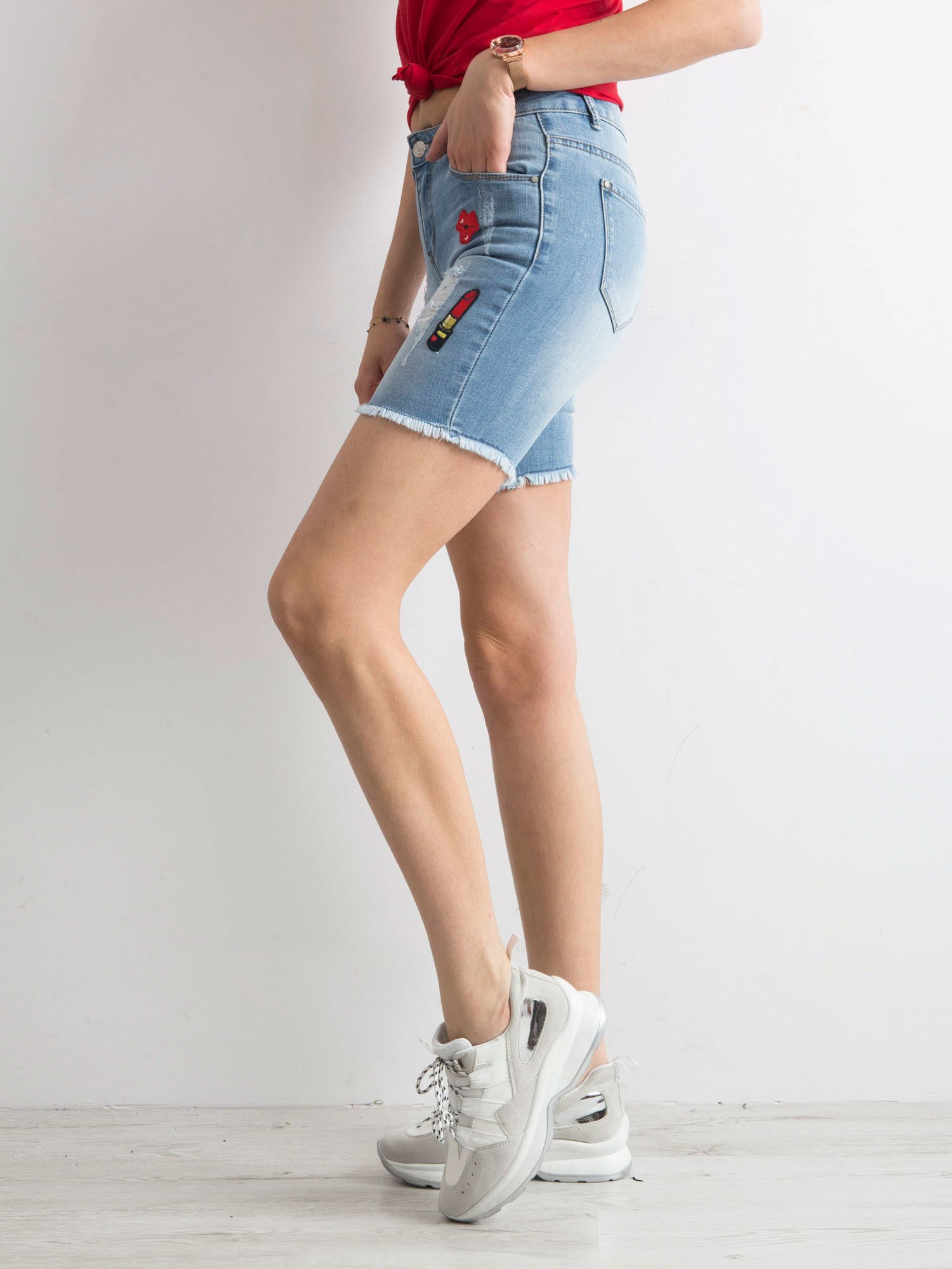Niebieskie jeansowe szorty z naszywkami