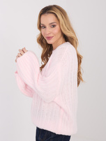 Jasnoróżowy sweter oversize o grubym splocie 