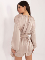Beige eleganter Overall im Kleid-Schnitt.