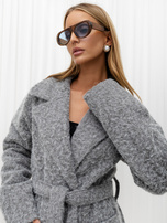 Grau zweireihiger Boucle-Mantel aus Wolle.