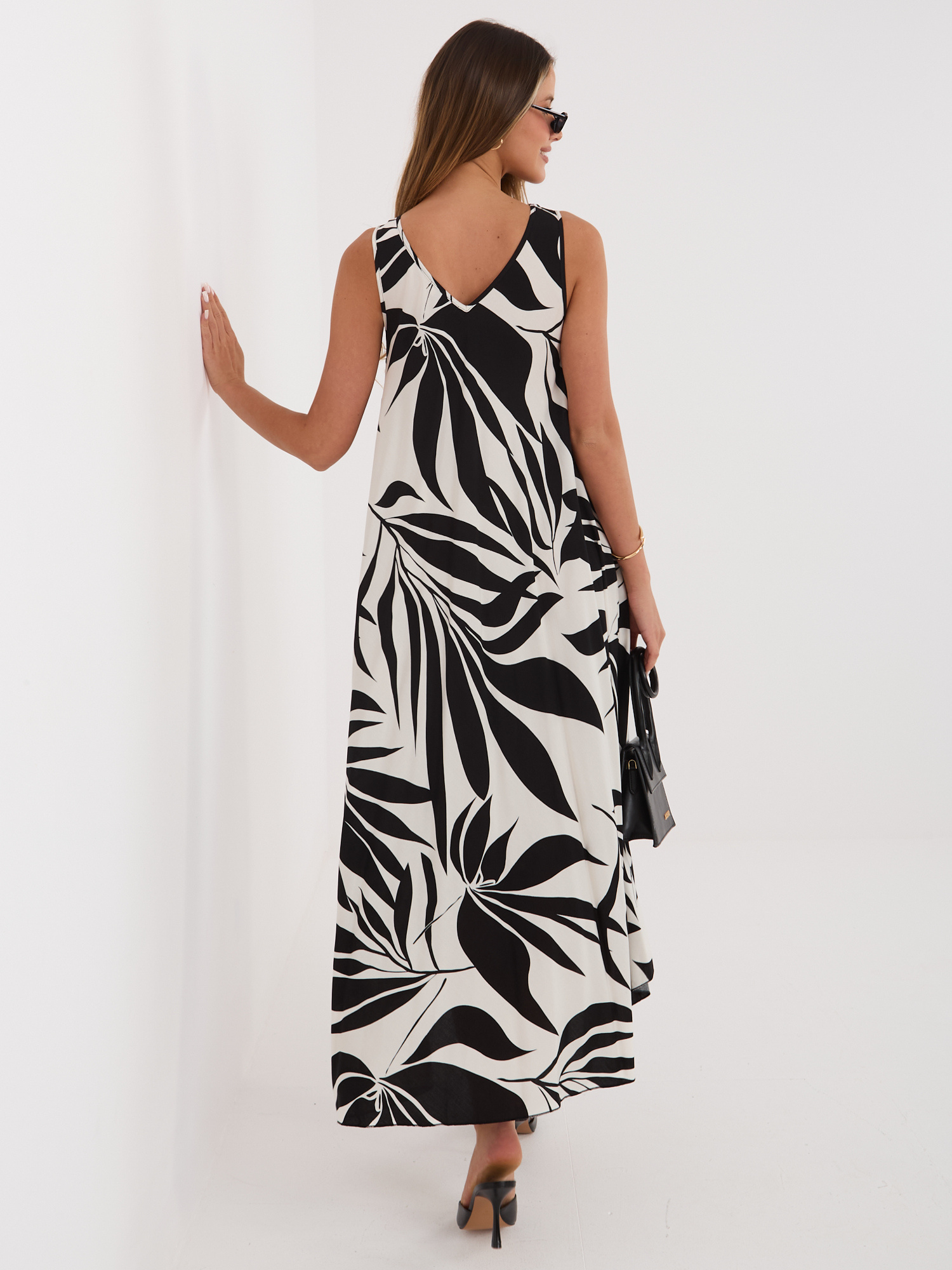 Czarna letnia sukienka z motywem roślinnym 