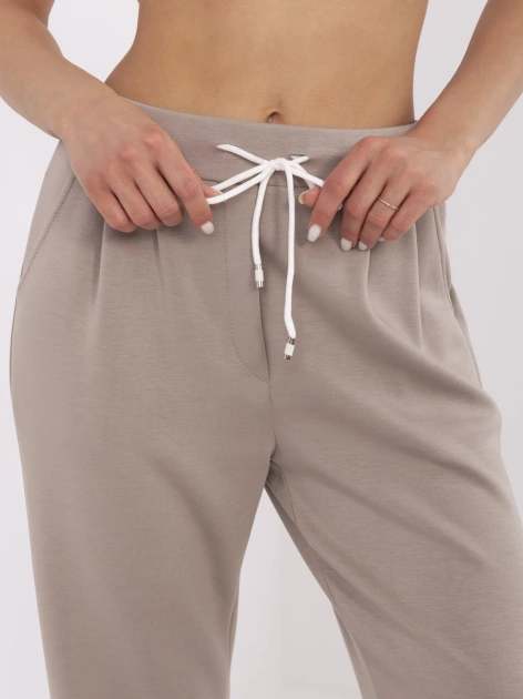 Ciemnobeżowe dresowe spodnie basic z wiązaniem