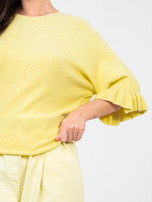 Pastelowy żółty sweter z falbankami przy rękawach