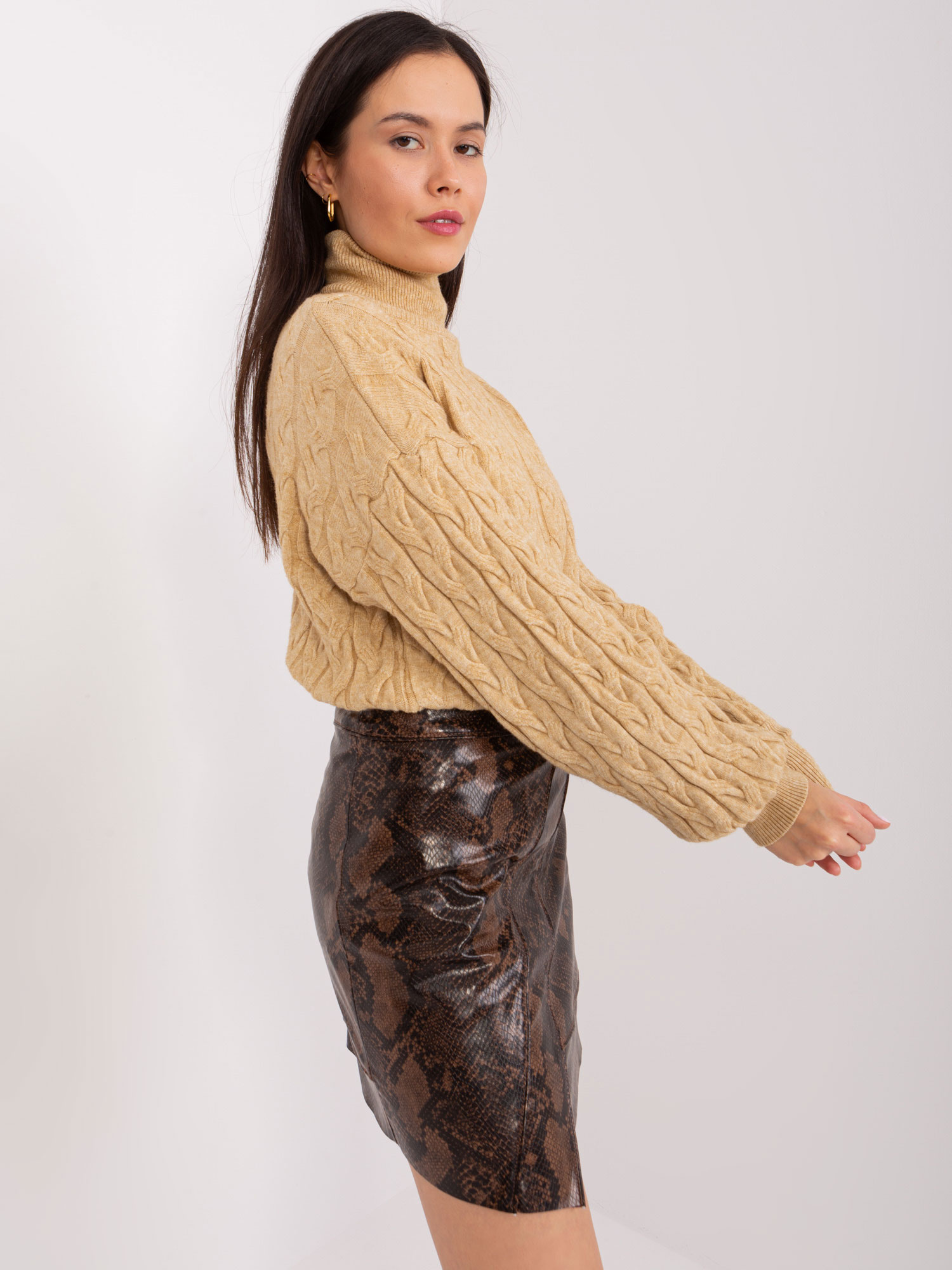 Camelowy damski sweter z golfem w warkocze