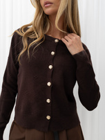 Brauner Cardigan mit zartem Muster und Struktur.