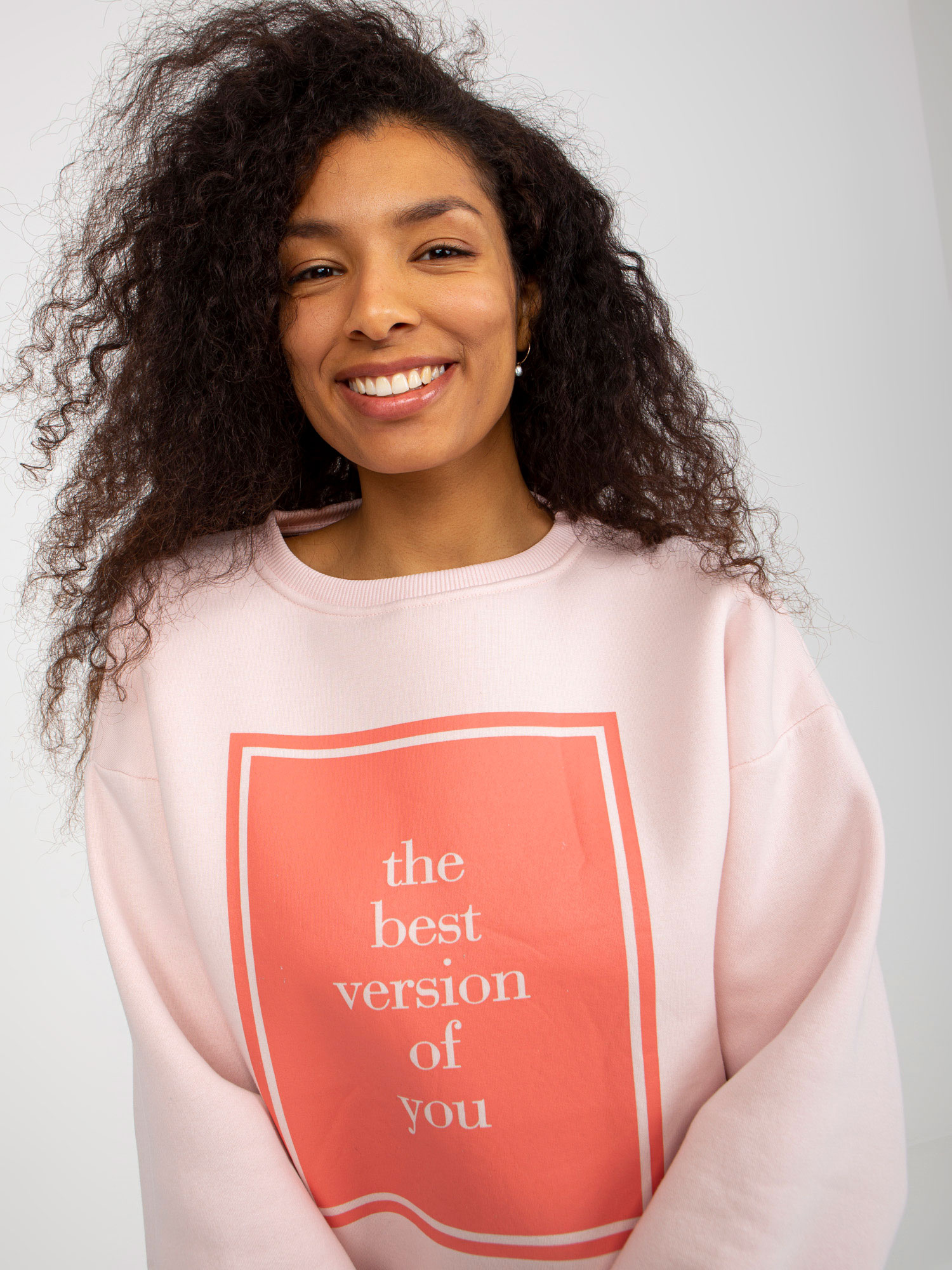 Jasnoróżowa dresowa bluza oversize z nadrukiem