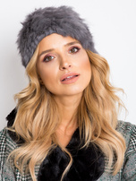Šedá kožešinová čepice.