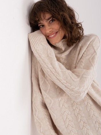 Hurt hellbeige Damenpullover mit Zöpfen und Rollkragen.