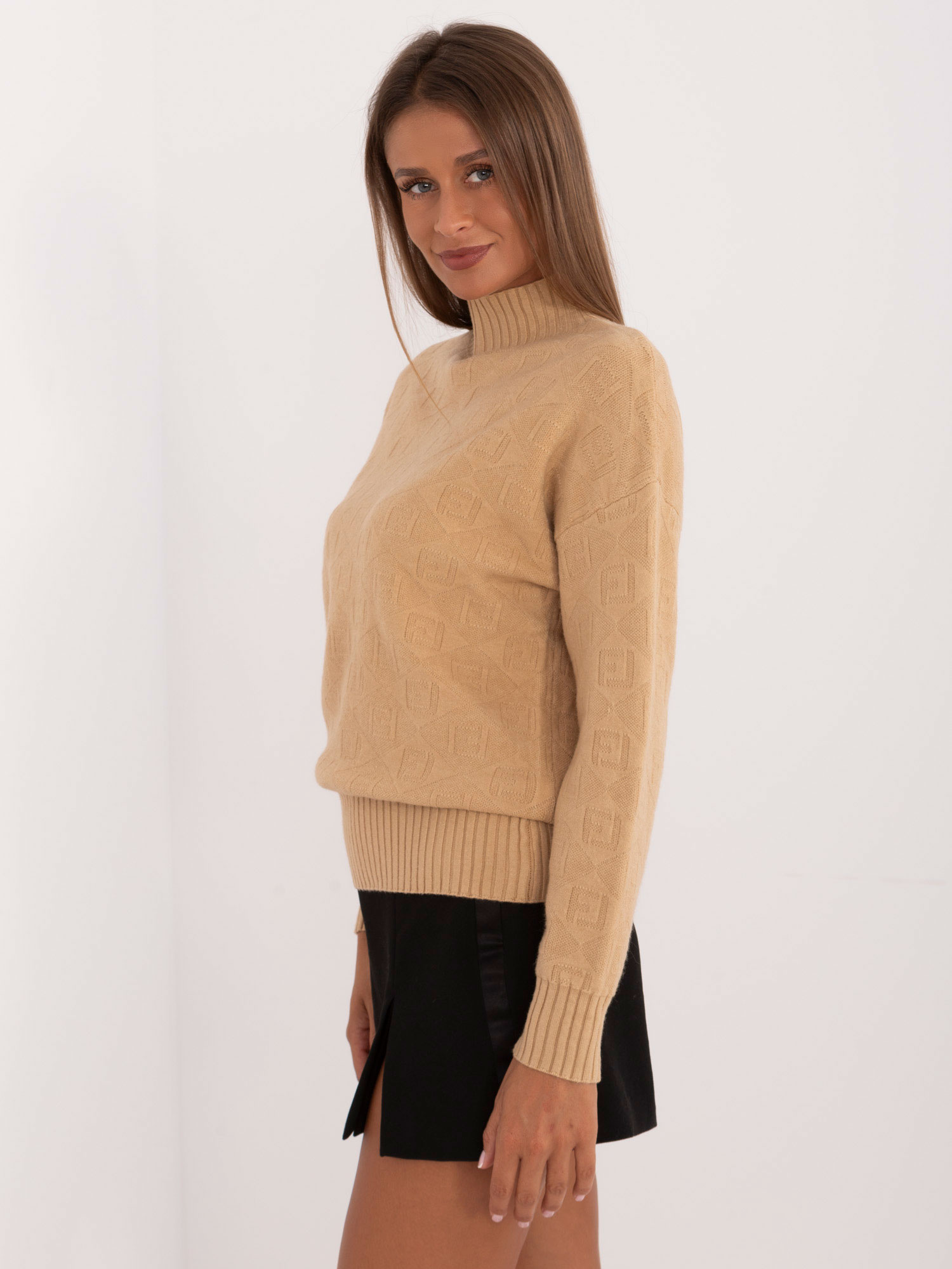 Hurtownia Jasnocamelowy sweter we wzory z półgolfem