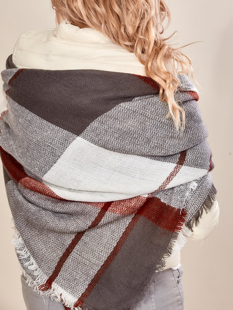 Bordowy szal z dzianiny